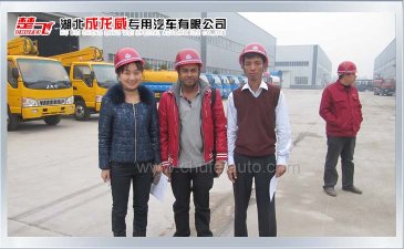 外國客戶來我公司驗(yàn)收前期訂購的垃圾車、吸污車、高空作