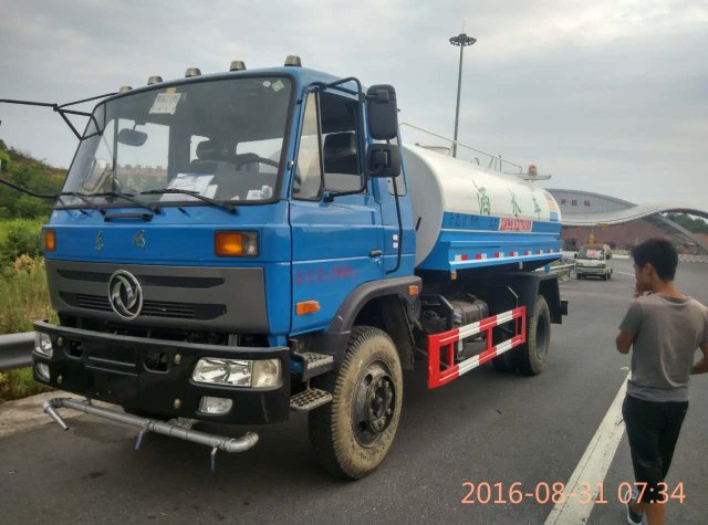 東風(fēng)145國(guó)四灑水車11噸水車客戶收車場(chǎng)景現(xiàn)貨供應(yīng)供應(yīng)