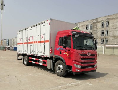 大力牌DLQ5183XRGCA6型易燃固體廂式運(yùn)輸車