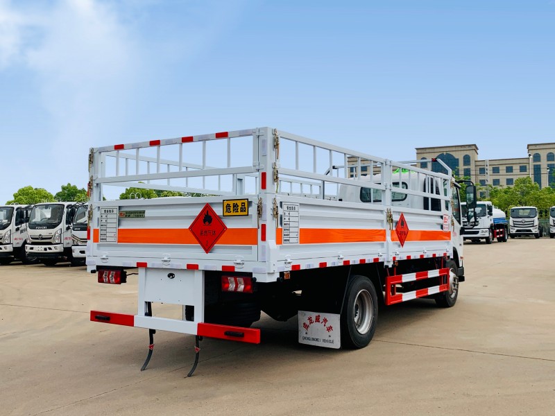 東風柳汽5.2米L2氣瓶運輸車