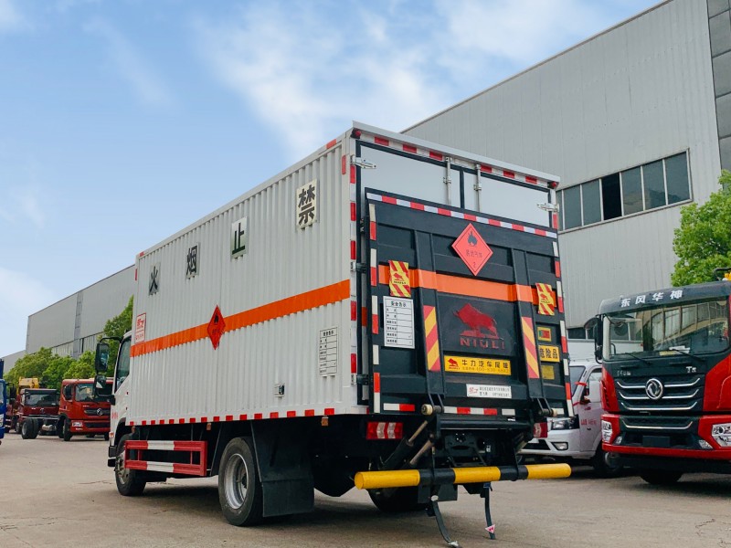 東風柳汽5.2米易燃氣體廂式運輸車