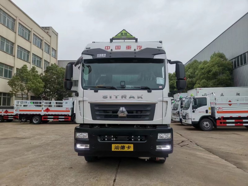 重汽汕德卡9.6米爆破器材運(yùn)輸車