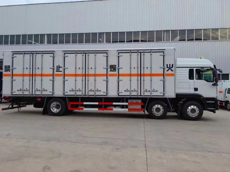 重汽汕德卡9.6米爆破器材運(yùn)輸車