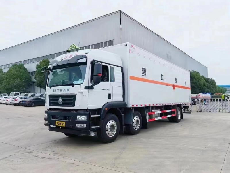 重汽汕德卡9.6米爆破器材運(yùn)輸車