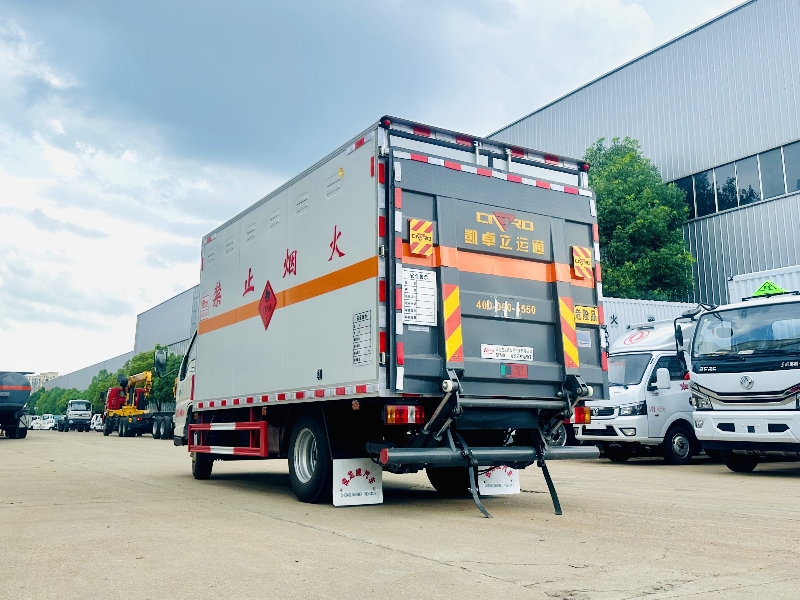 江鈴4.2米爆破器材運(yùn)輸車(chē)